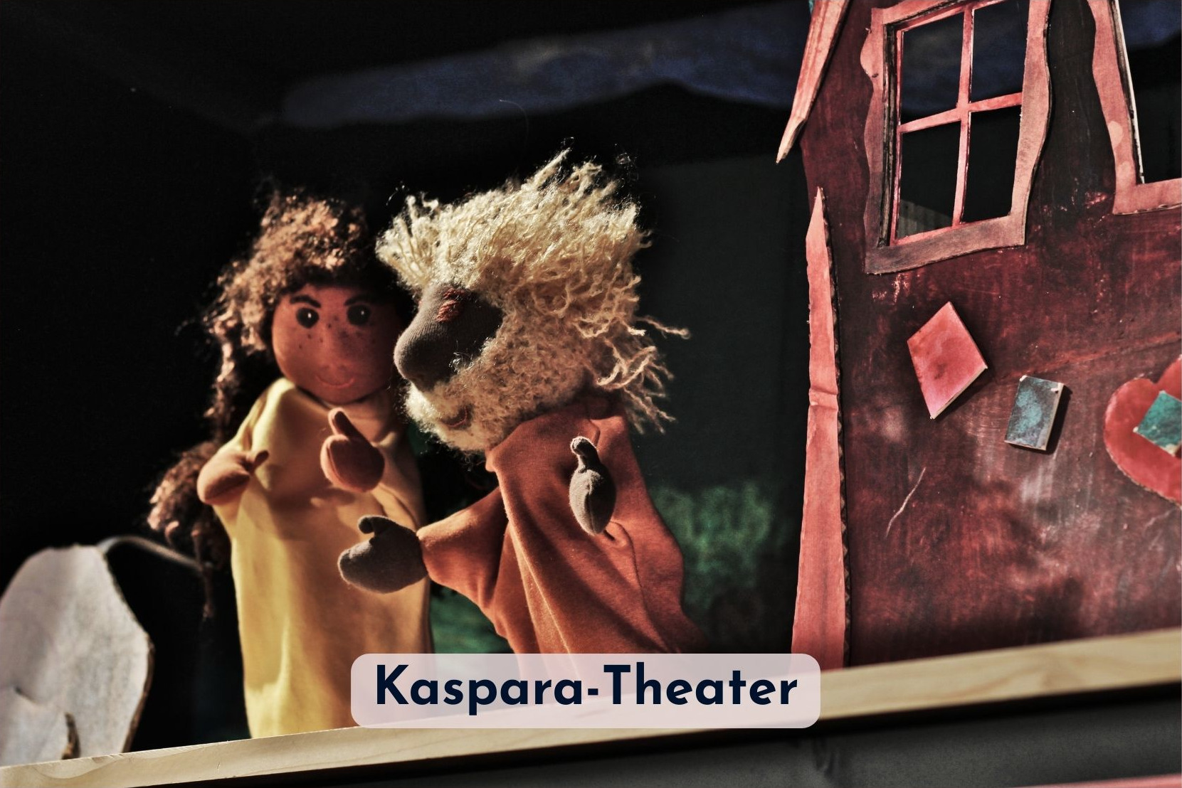 Kaspara Postkarte Vorderseite. Zeigt Großvater und Gretl vor dem Hexenhaus